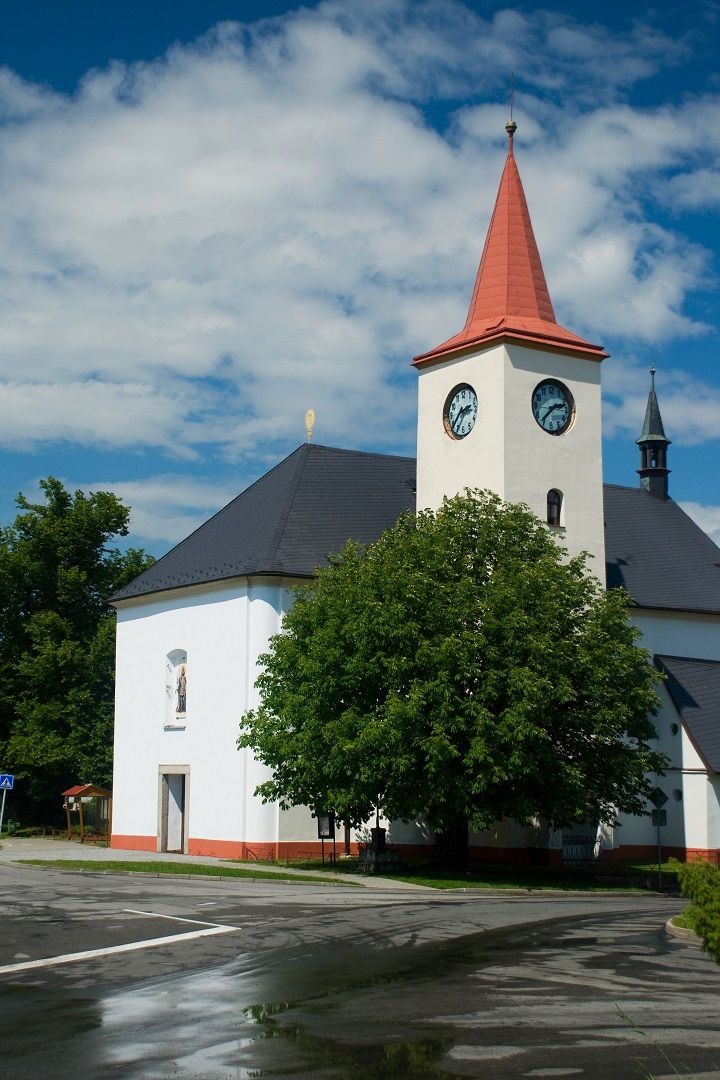 Lukavec, náměstí a kostel sv. Václava – Foto: Zdeněk Klika