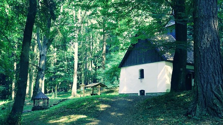 Kaplička sv. Jana Křtitele a studánka na vrchu Stražiště – Foto: Jakub Raš